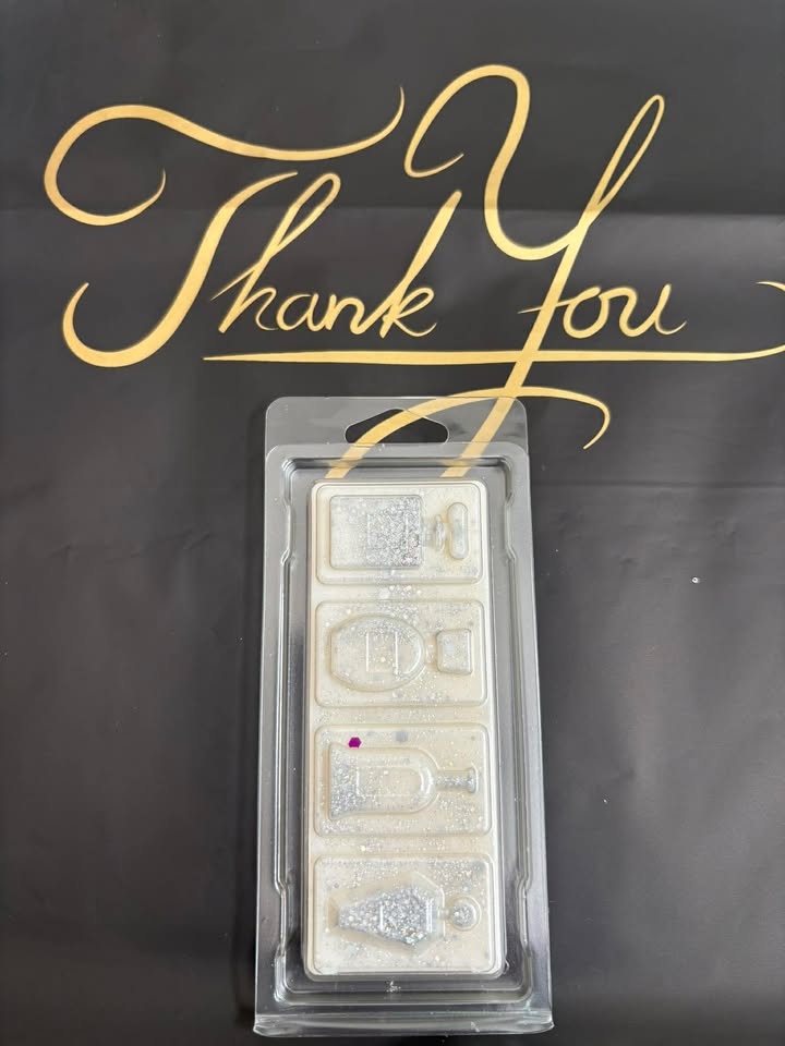 CK1 wax melts in a premium perfume style clamshell—perfect for a crisp, unisex home fragrance.